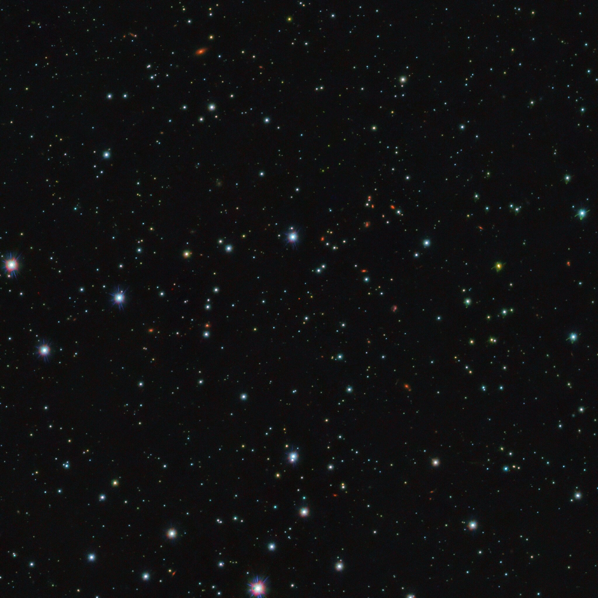 Campo de estrellas en dirección a Escorpio. En el centro, un pequeño punto rojo: un planeta errante joven.